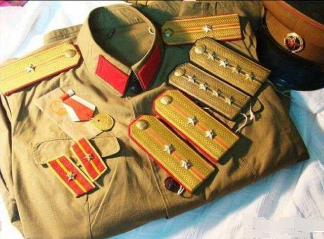 越南拥有3万多公安军,新制服上为何都使用了绿色领章?