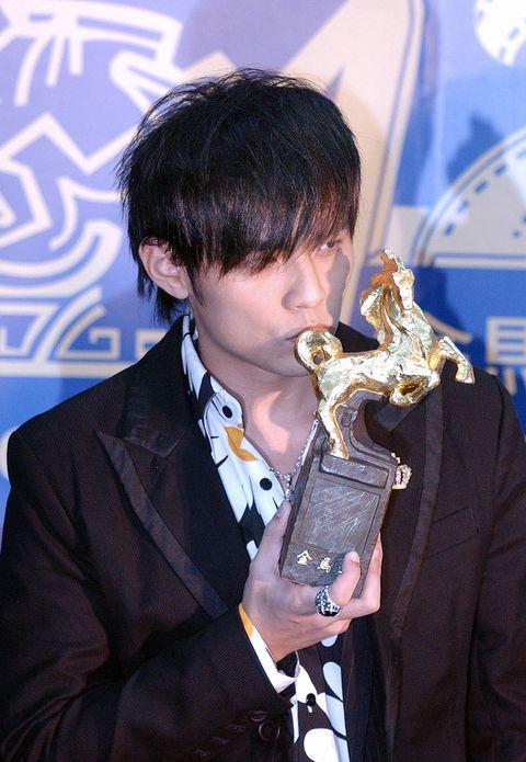 周杰伦晒20年前"清纯帅照"登微博热搜!全是歌迷才懂的回忆杀_腾讯新闻