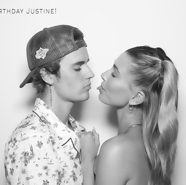 贾斯汀比伯豪宅中给女歌手庆生却和海莉大秀恩爱捧脸热吻又美又甜