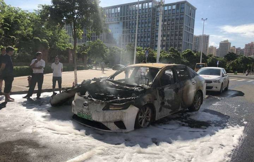 aion s在公园停车场内起火,燃烧期间出现大量浓烟并伴随着小幅爆炸