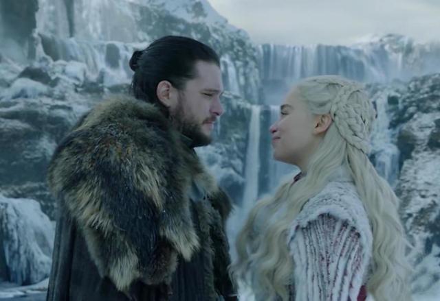 权游龙妈|权游龙妈外出逛街，被突然窜出的路人吓一跳，她的反应太暖心了