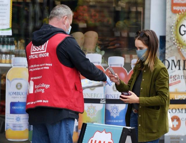 权游龙妈|权游龙妈外出逛街，被突然窜出的路人吓一跳，她的反应太暖心了