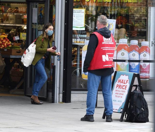 权游龙妈|权游龙妈外出逛街，被突然窜出的路人吓一跳，她的反应太暖心了