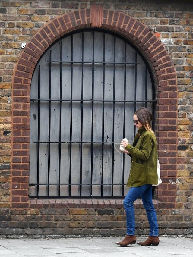 权游龙妈|权游龙妈外出逛街，被突然窜出的路人吓一跳，她的反应太暖心了