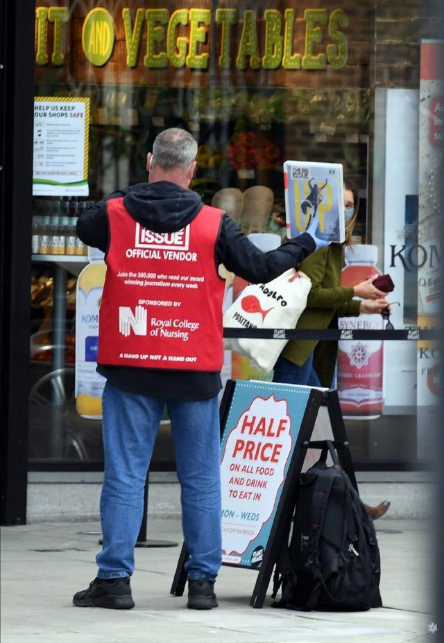 权游龙妈|权游龙妈外出逛街，被突然窜出的路人吓一跳，她的反应太暖心了