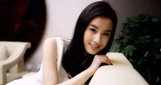 黄圣依|他也要“翻车”？深夜陪美女聚餐，平时跟老婆都是作秀？