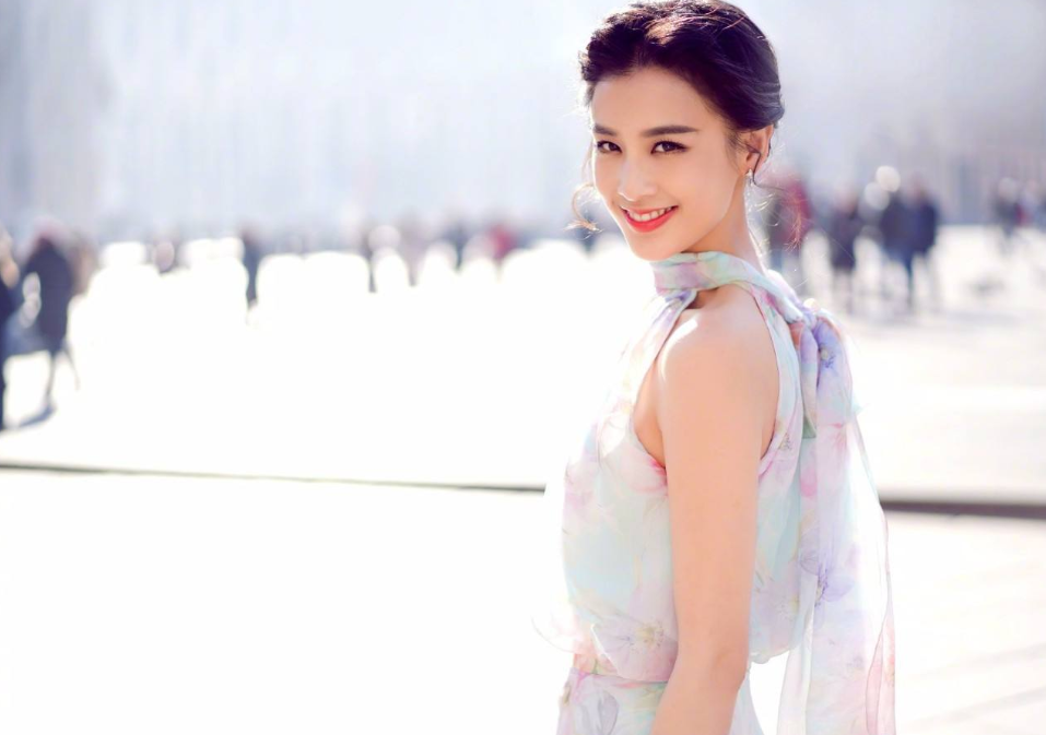 黄圣依|他也要“翻车”？深夜陪美女聚餐，平时跟老婆都是作秀？