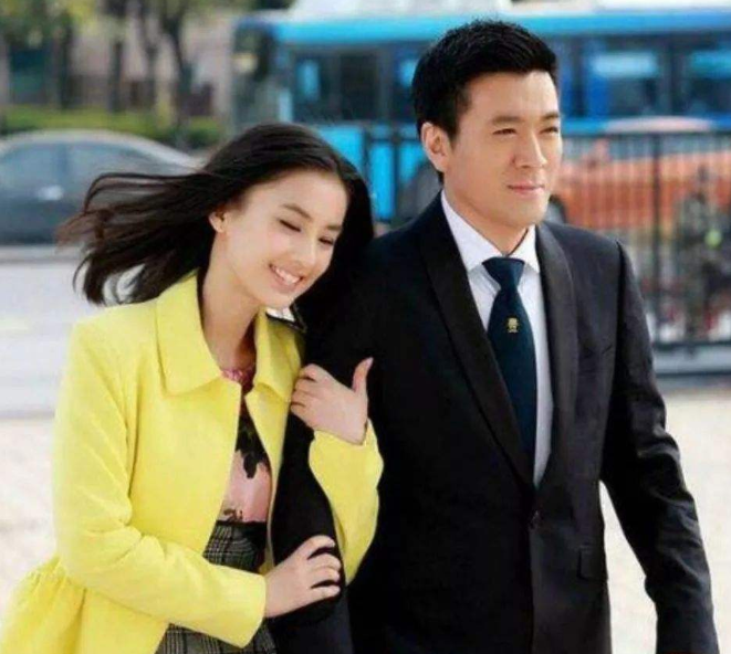 黄圣依|他也要“翻车”？深夜陪美女聚餐，平时跟老婆都是作秀？