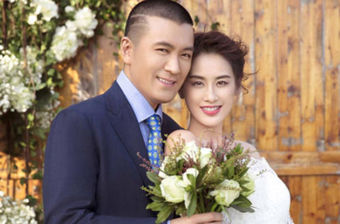 黄圣依|他也要“翻车”？深夜陪美女聚餐，平时跟老婆都是作秀？