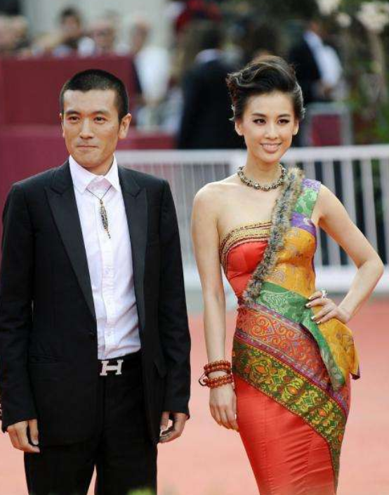 黄圣依|他也要“翻车”？深夜陪美女聚餐，平时跟老婆都是作秀？