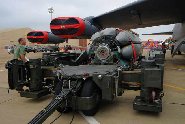 b-52实际弹仓有两个旋转发射架,可挂载16枚agm-86b核巡航导弹,但b-52