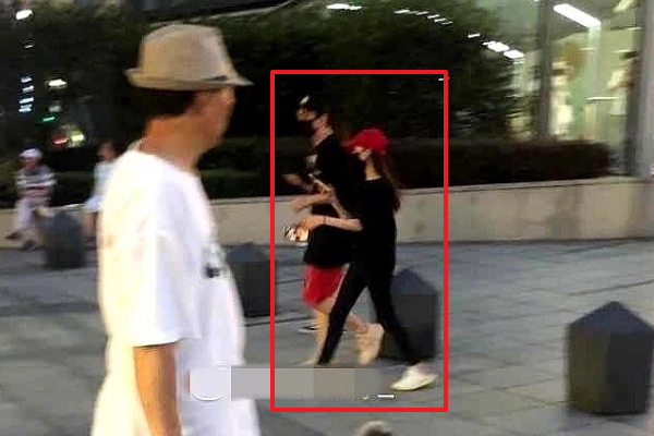 王思聪|王思聪七夕新恋情？与妙龄女孩穿情侣鞋现身，曾被曝与甜仇恋爱！