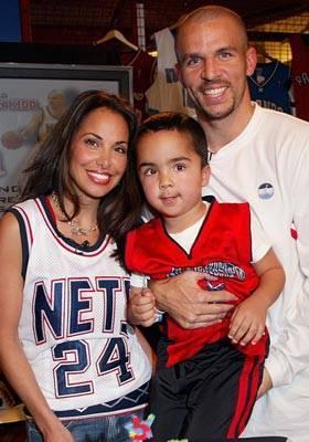 之前贾森基德在罚篮时会做出飞吻的动作,这也是为他的妻子专门准备的