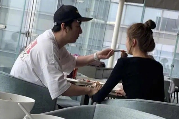 王思聪|王思聪七夕新恋情？与妙龄女孩穿情侣鞋现身，曾被曝与甜仇恋爱！