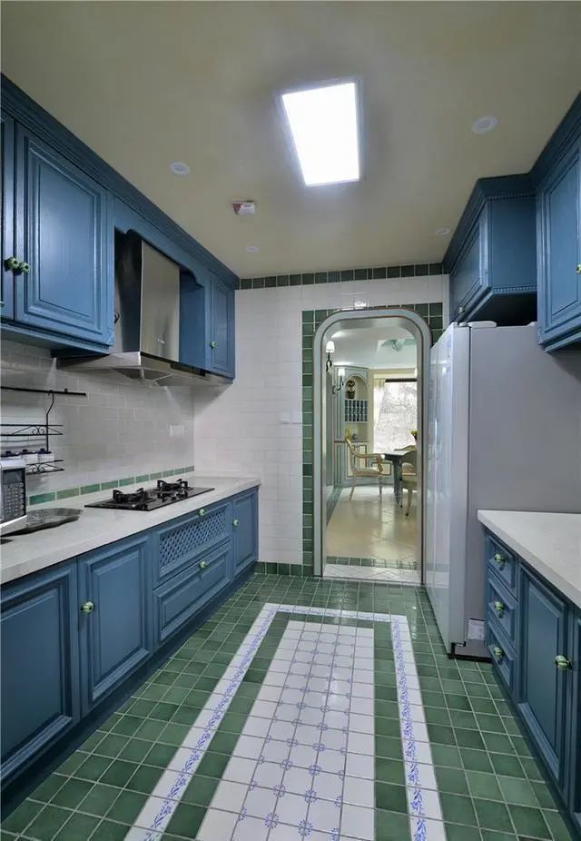 厨房采用蓝绿相配,蓝色的整体橱柜 绿色的瓷砖,而瓷砖都是白绿配色,很