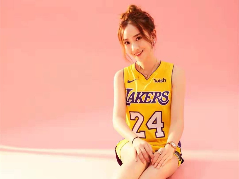 女主播佳依顶替美娜解说湖人队比赛或许也是对科比的一种致敬