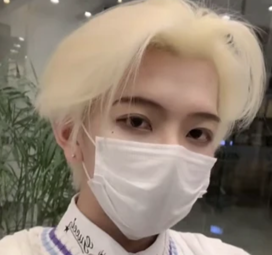 七鹤大人到底有多丑理发师让他将口罩摘下不料当场被拒