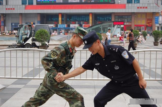 一半武警一半警察图片图片