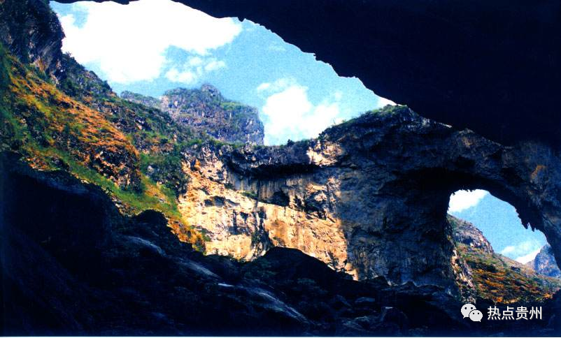 東鄰獨山縣,南與廣西南丹縣毗鄰,西與惠水縣,羅甸縣相連,北與貴定縣