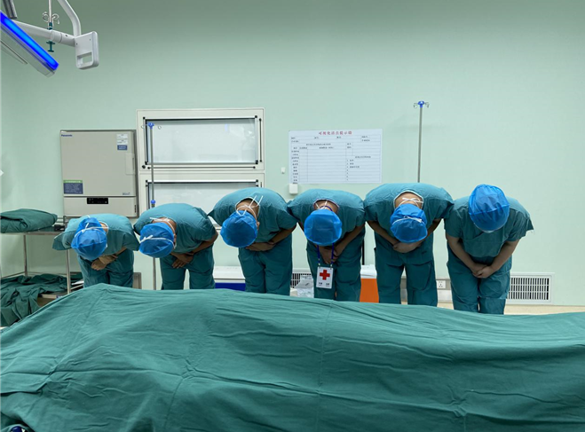 医务人员和红会工作人员集体向施勇默哀致敬.