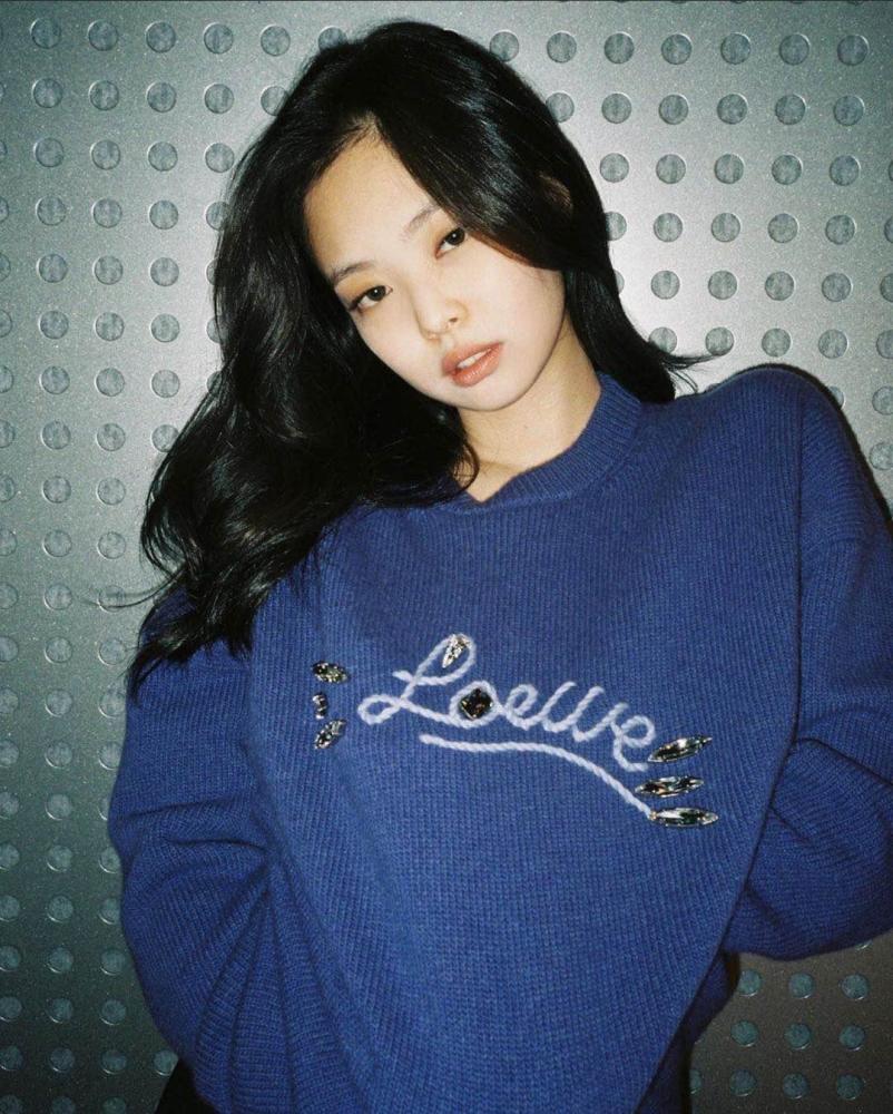 blackpink单人照,jennie针织贴身裙秀曲线,智秀清纯学生范
