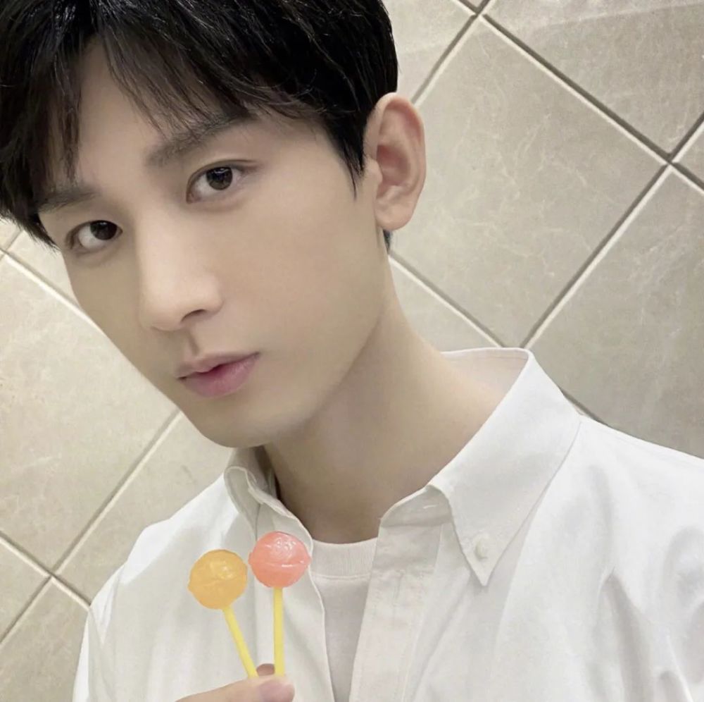 由于怕剧情太虐,成毅便在社交平台上分享了这张举着两个棒棒糖的照片