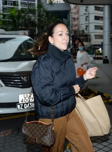 比起身家322亿何超琼父母双亡却弃千亿家产的何家文才是真豪横