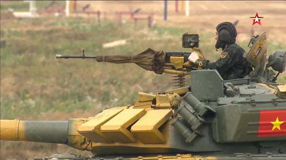 越南队正在使用高射机枪射击靶标