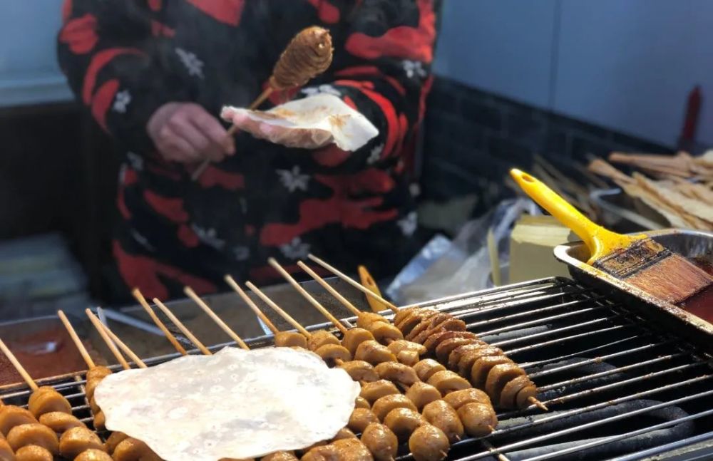 而在对烙馍爱得深沉的 河南各地,薄如纸的 烙馍卷上刚烤好的面筋,再刷