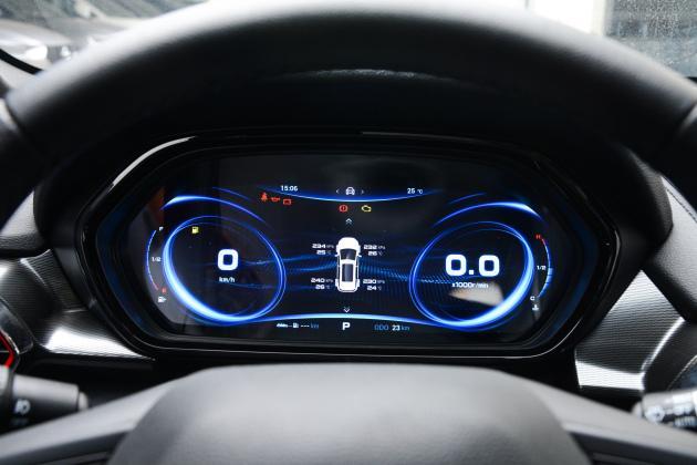 搭配了一块行车电脑显示屏,能显示的行车参数信息齐全.