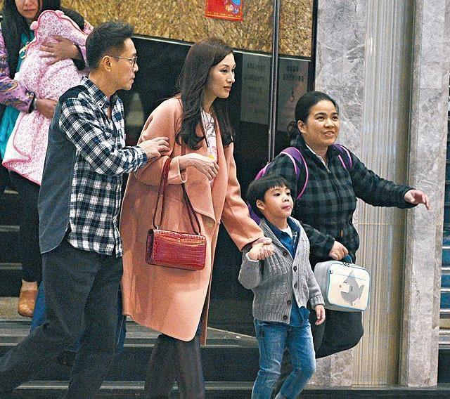 李嘉欣|李嘉欣晒9岁儿子居家健身照，意外曝光豪宅内景，大山森林尽收眼底