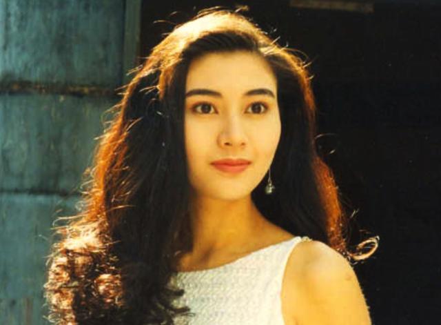 李嘉欣|李嘉欣晒9岁儿子居家健身照，意外曝光豪宅内景，大山森林尽收眼底