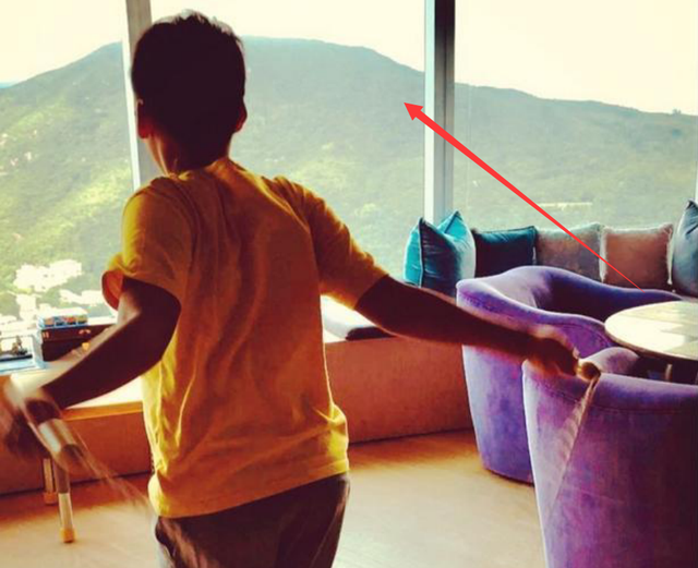 李嘉欣|李嘉欣晒9岁儿子居家健身照，意外曝光豪宅内景，大山森林尽收眼底