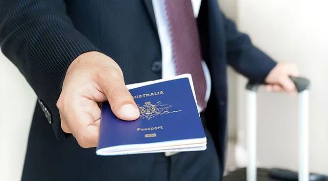 官宣！澳政府单独为港人提供新PR通道！签证延长5年，后可申请永居
