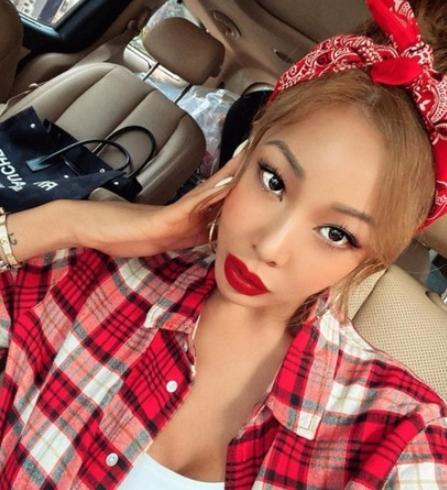 网惊艳:好清纯 记者刘宛欣/综合报道 韩国饶舌歌手jessi形象鲜明,敢做