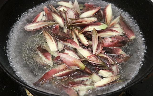 特色美食凉拌阳荷很多人没见过脆嫩爽口做法简单只需4步