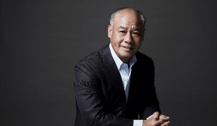 57岁奥运冠军李宁,现身家百亿儿女双全,妻子气质十足