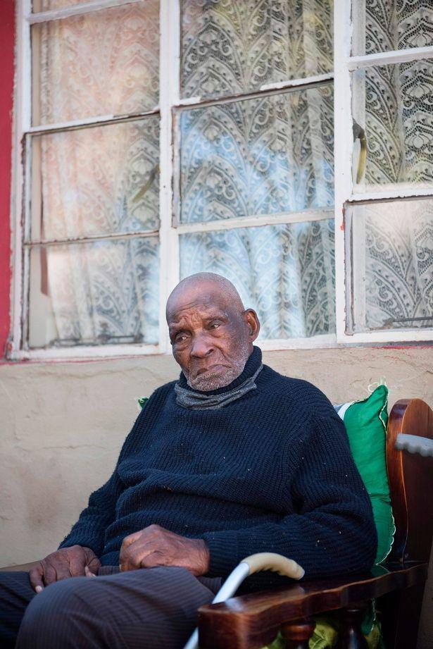 116岁世界最长寿老人去世曾抱怨疫情居家隔离让他无法尽情卷烟