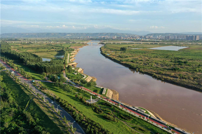 8月24日,航拍渭河渭南市城区段北岸,洪峰过境后,河堤坚固,百姓安康.