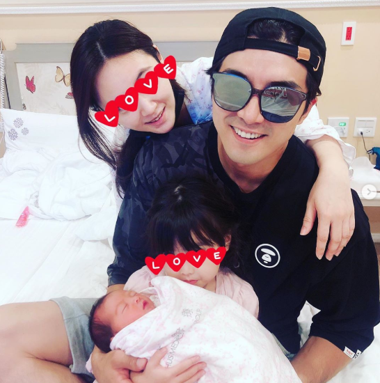 贺军翔|贺军翔七夕节官宣太太二胎得女喜讯，一家四口全家福温馨有爱