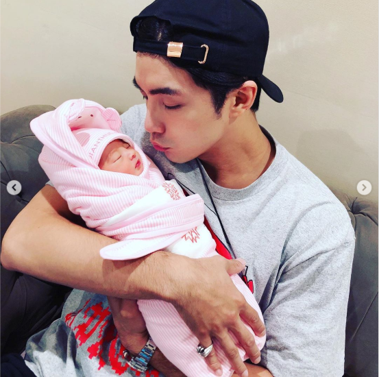 贺军翔|贺军翔七夕节官宣太太二胎得女喜讯，一家四口全家福温馨有爱