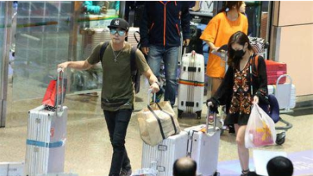 贺军翔|贺军翔七夕节官宣太太二胎得女喜讯，一家四口全家福温馨有爱