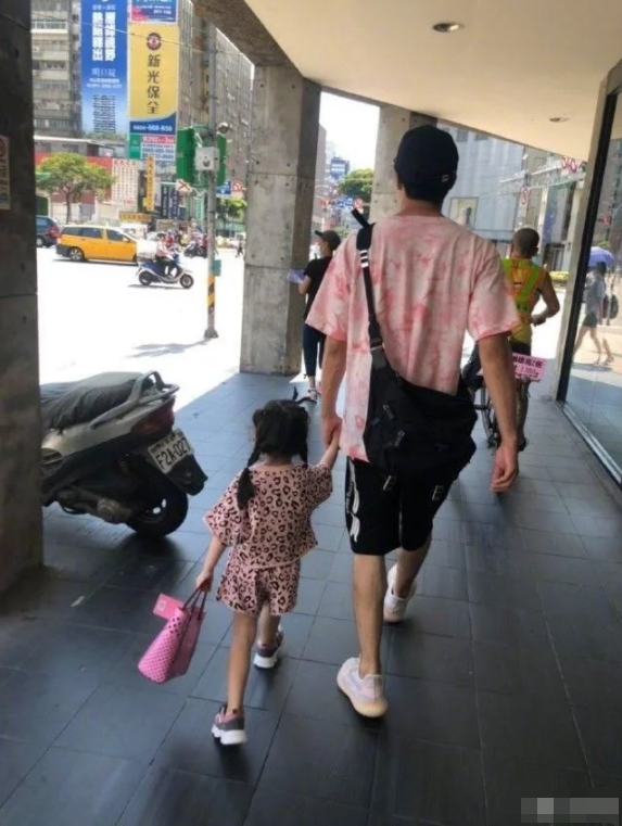 贺军翔|贺军翔七夕节官宣太太二胎得女喜讯，一家四口全家福温馨有爱