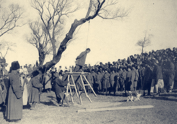 歷史上過目難忘的瞬間在唐人街抽大煙的洋太太圖9俄軍正絞死日本間諜