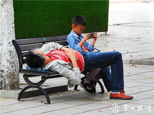 【不文明行为随手拍】躺在长椅上睡觉太不雅观