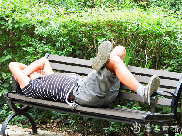 不文明行为随手拍躺在长椅上睡觉太不雅观