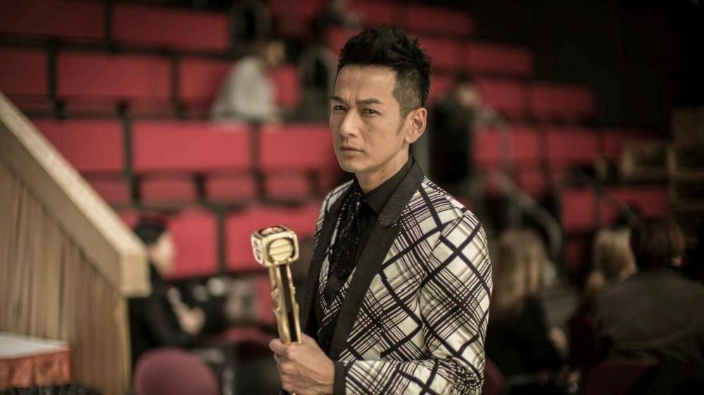 吴家乐及太太亲自护送子女,实行三不政策终破功,春美哥深入人心