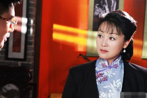 她是宋丹丹的闺蜜凭借雷雨成名58岁与女儿同框像姐妹