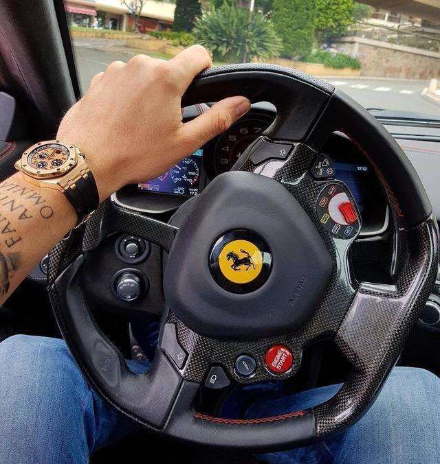 网友:他会单手开法拉利