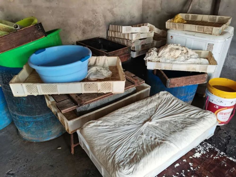 黑作坊被端在检查中切实保障辖区百姓舌尖安全持续开展食品安全检查